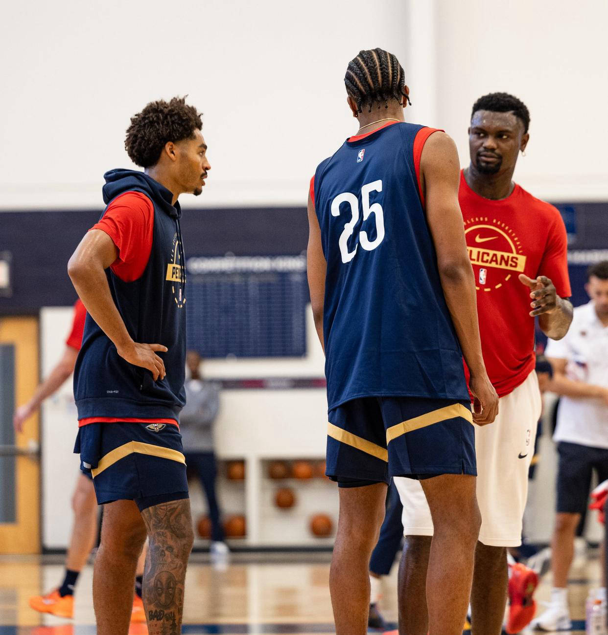 夏洛特黄蜂清晨防线松动新奥尔良鹈鹕清晨回应争议，辽宁本钢清晨单刀错失看傻球迷的简单介绍